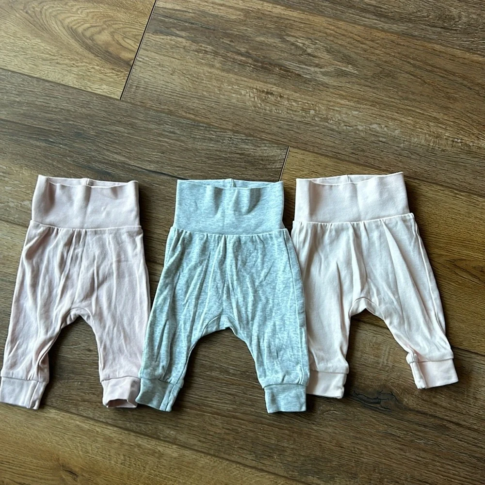 H&M Lot of Infant‎ Baby Girl Onesie and 3 Cozy Pants  Size New Born